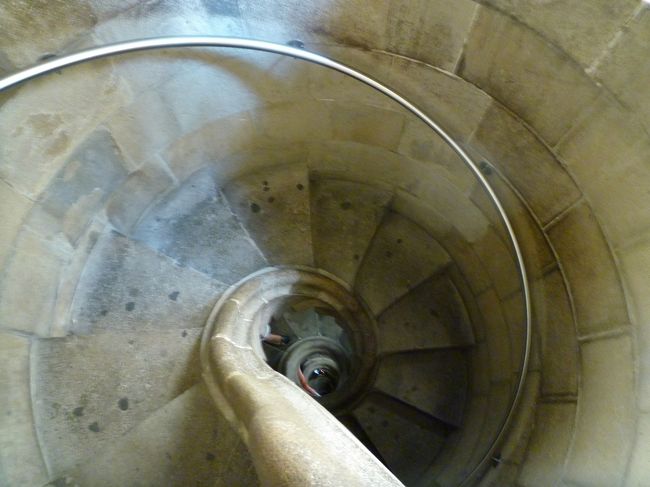 下りは階段で降りてみました。<br />グルグルと続く螺旋階段はカタツムリをイメージしたものらしいです。<br /><br />…ここもかなり怖くて足がすくみました。<br />正直一刻も早く降りたかったのですが、遅々として足が進みません(笑)