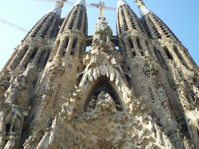生誕の門の上部には木と鳩のモニュメントが…。<br />近くで見上げるまで気づきませんでした。
