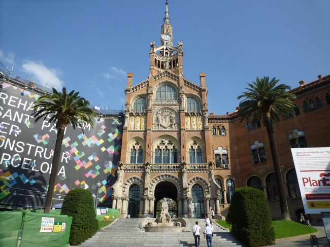 サグラダ・ファミリアから少し歩き、ドメネク作のサン・パウ病院へ。<br />ここは今も病院として稼働中ですが、見学は自由です。<br />もし入院するならこんな素敵な病院がいいです（笑）<br /><br />ちなみにこの病院の側で、「ニセ警官」という欧州によくいるタイプの犯罪者に絡まれました。<br />まあ事前に観光本で手口を見て知っていたので、「NO!!」と怒鳴って逃げました。<br />ちなみに私はバンコクで詐欺師？に絡まれた経験もあります。<br />どちらも実害はなかったのですが、どうも運が悪い…。