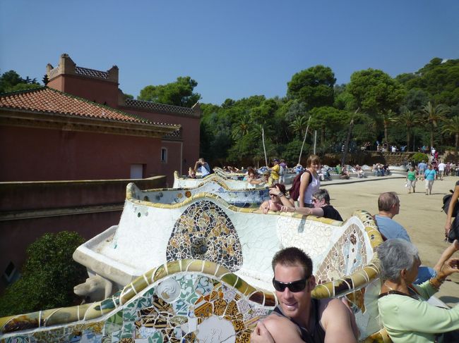 地下鉄でしばらく移動し、グエル公園に行きました。<br />公園は高台にあり、駅を出たらかなり急な坂を登らなければなりません。<br />歩いて登るのはかなり大変だとおもいますが、エスカレーターはありました。<br />…ただ動いていない時もあるみたいなので油断禁物です。