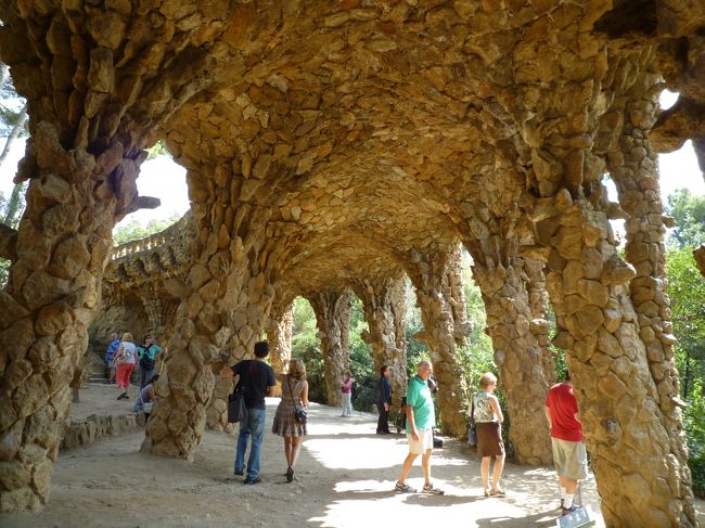 ガウディ作のグエル公園はおとぎの国のような独創的でとても楽しい場所でした。<br />高台なので見晴らしも良く、バロセルナが一望できます。<br /><br />ちなみにこの公園は大富豪グエルが田園都市を作ろうと構想したらしいのですが、宅地が売れなくて結局頓挫してしまい、公園になったらしいです。<br />まあ事業的には失敗だったかもしれないですが、そのおかげでこの楽しい公園があるわけですから、ガウディの「作品」としてはこれで良かったのかもしれないですね。