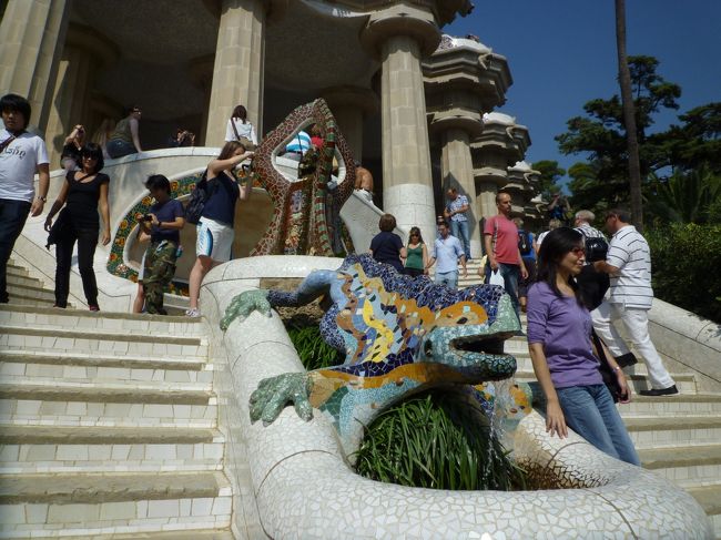 グエル公園のシンボル的存在、トカゲ君の噴水。<br />観光客がいっぱい集まっていて大人気です。<br />よく見ると可愛い…？（笑）