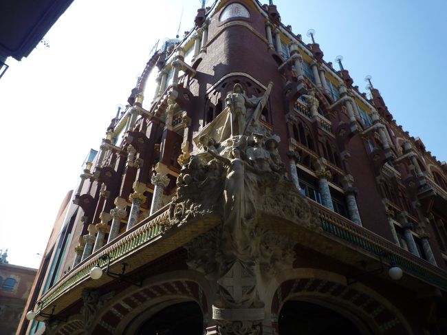 次に訪れたのはドメネク作のカタルーニャ音楽堂。<br />ここはガイドツアー(英語かスペイン語)でのみ見学できるので、前日に来て予約を入れておきました。<br />超豪華なステンドグラスやシャンデリアで飾られた大ホールは必見です！<br />ただ、残念なことに内部の写真撮影は厳禁です。<br />いつかここでコンサートを聞いてみたい…。