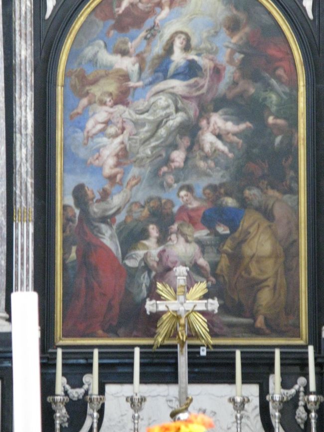 これは聖母被昇天です。<br />　ネロはこの絵を一目でも見たいと熱望し、そしてこの絵の前で息絶えたのです。<br />　改めて堂内を見回してみる、広く高く、そして何よりも、祭壇画を始めとする多くの美術品で飾られている。　ステンドグラスも素晴らしい。又左右の回廊には、多くの良家が専用の礼拝堂を構え、一つ一つ見たらとても時間が足りない。<br />　ここでフット考えた、この素晴らしい教会の中で、冬の夜、ネロやマッチ売りの少女が何故死なねばならなかったのか。・・・・・
