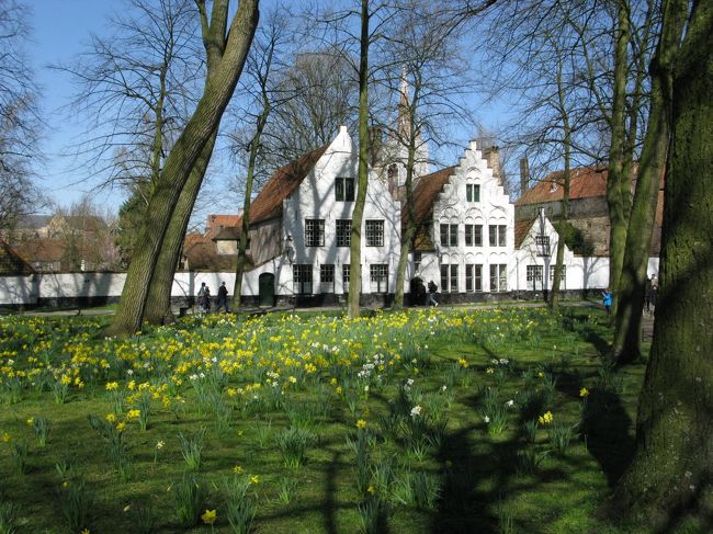 林の中は水仙が一面に咲き、芳しい香りが漂い、ジットと静まっています。<br />女子修道院らしい佇まいです。