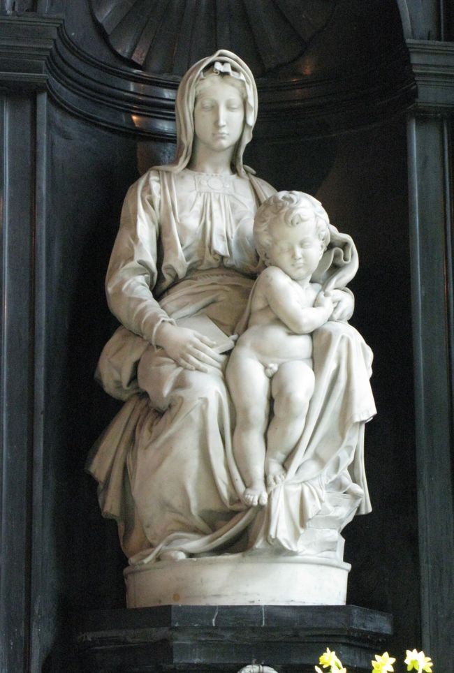 次に尋ねたのは、聖母教会です。<br />ここには、ミケランジェロの聖母子像が有ります。<br />想ったより小さな像でした。<br />それでも、ミケランジェロの作品が、イタリヤ以外に有るのは珍しいそうです。<br />　この教会も高い塔を持ち、内部も荘厳で素晴らしい教会です。