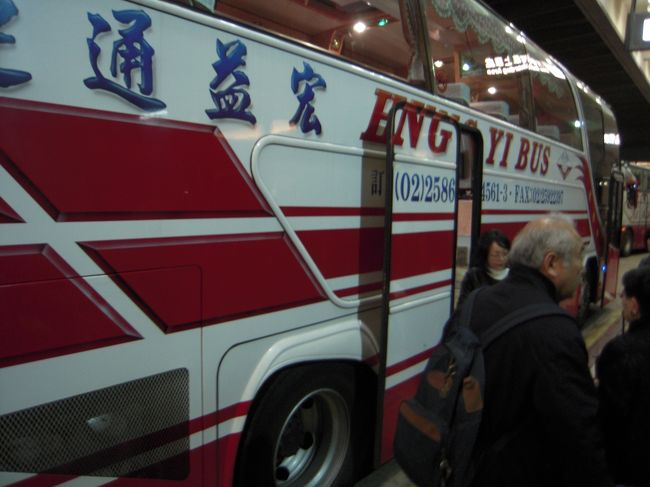 このバスでそれぞれホテルまで向かいまーす！<br />ちなみにHISのツアーだったのですが、<br />車内で両替をしてもらえました。<br />空港の制限エリア内でも1万円ほど両替していたのですが、<br />一応追加で1万円ほど両替をする。<br />空港よりも、ほんのすこーしだけレートがよかったです！<br />（たぶん10円とかそのくらいかな）