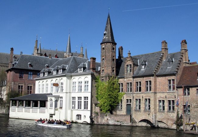 次はいよいよ運河クルーズです。<br />約30分の市内名所巡りに出発です。<br />　水の上から見る景色は、又違って見えます。<br />橋が近ずくと、ドライバーがアタマと声を掛けるので、一斉に頭を下げます。