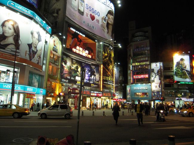 ホテルが西門だったので、そっから電車で繰り出します。<br />