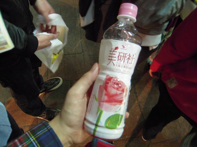 途中ファミマで、ローズのお茶？を購入。<br />高女子力です。笑<br />これ、すごく美味しかった！<br />甘かったけれど。<br />100円もしなかったんだっけな。<br />安いよ台湾！