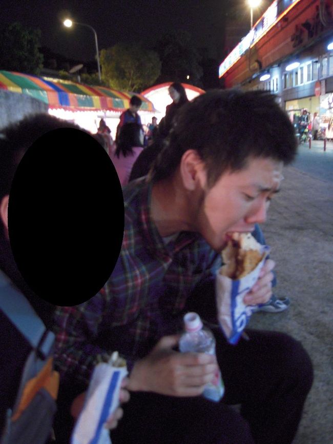 そうです、鶏のから揚げです。<br />噂通り、すごくでかい！<br />お味は普通のものと、辛い粉のかかったものから選べます。<br />辛い物を選びました。<br />なんだか少しクセのある揚げ物で、衣も非常にゴツかったのでごめんなさいしてしまいました。。