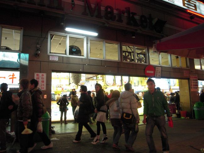 夜市はこんな入口。<br />色々うろちょろしましたが、特に欲しいものもなく。<br />屋内の飲食店で、大量のステーキ肉のようなものが地面（本当にアスファルトの上）にぶちまけられて放置されているのを見てしまい、食欲も減退。。