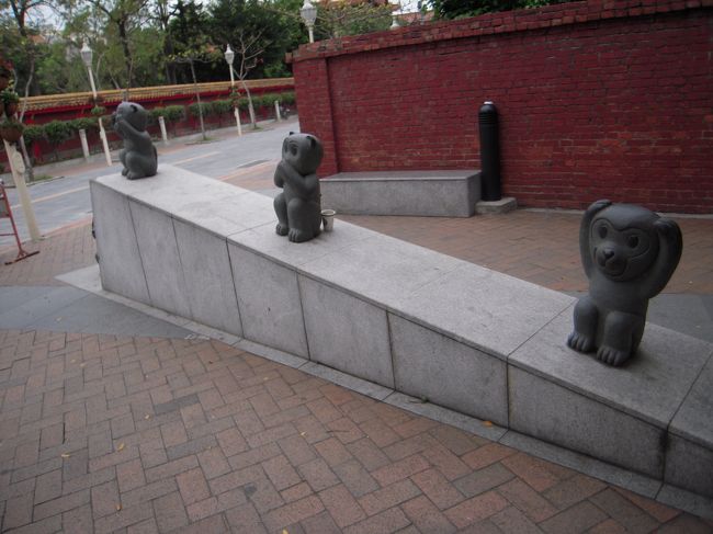 翌日。<br />見ざる言わざる聞かざるのモニュメント発見！<br />なんだかBAPEのキャラクターみたい。