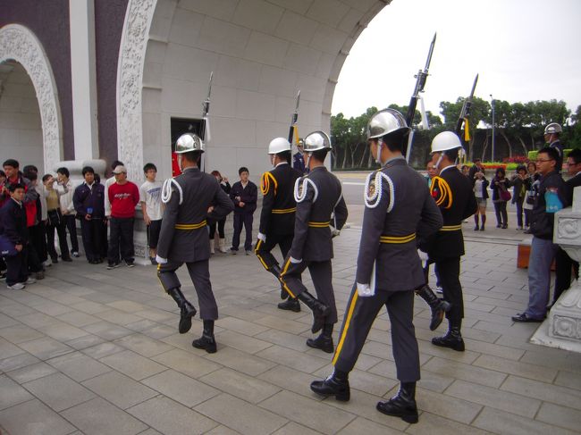 衛兵交替。<br />きれいにそろってる！<br />訓練大変なんだろうなあ。