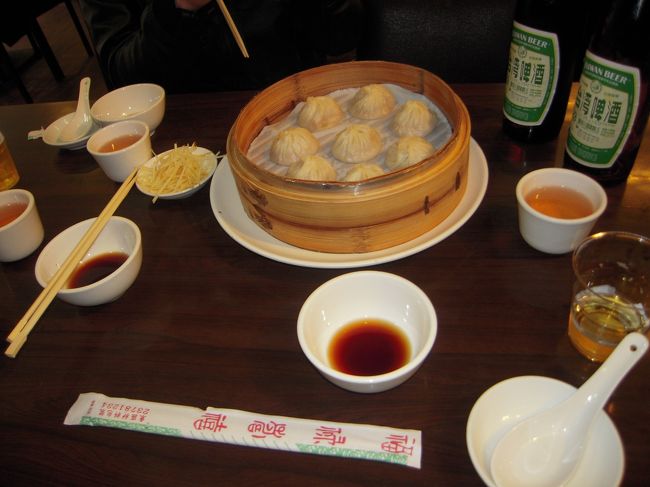 またまたタクシーで移動。<br />ネットで大評判だった明月湯包（ミンユェタンパオ）です。<br />これがめちゃくちゃうまいっ！<br />本当に皮が薄くて、中もジューシーで感動。