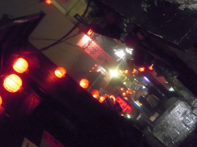 そして九分へ向かいます。<br />電車で向かいました。すごい安かった！<br />夜のほうが、千と千尋の神隠しのような雰囲気出てるよねーってことで夜に向かう。<br />これが大失敗！<br />7時くらいだったのにお店が殆どしまってるし、<br />かつ雨で霧がでてたため、普段なら景色が一望できるであろう場所から全く何も見えなかったりと。。<br />行かれるかたは昼下がり〜夕方がいいんじゃないかな。