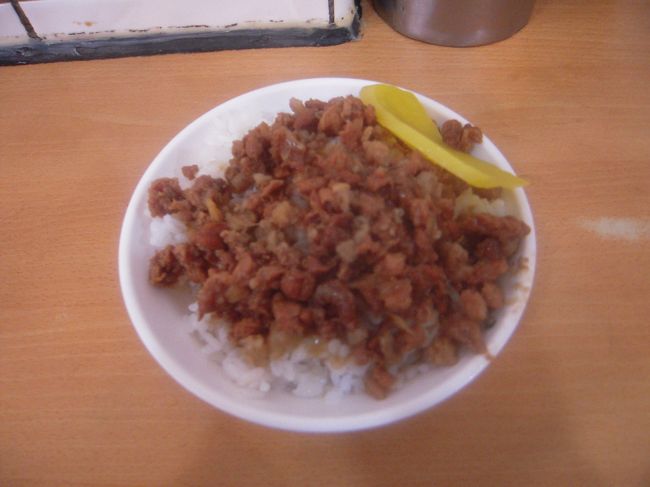 西門の食堂のようなところでごはんを食べます。<br />ルーローハン！（だっけ？）<br />100円しないくらい。