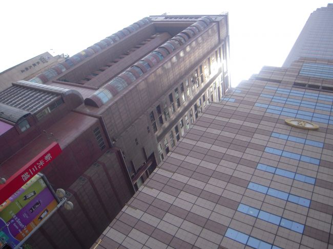 新光三越でお買いもの。<br />パイナップルケーキと、お茶を買いました。<br />試食・試飲もさせてもらいました♪<br />みなさん日本語が話せてびっくりします。<br />他のアジア諸国はお金を稼ぐために日本語を覚えている印象をうけますが、<br />台湾はそういう印象を受けないし、不快感は全くないです。<br />何で喋れるの？って聞くと、日本に住んでたのよ〜っていう答えが返ってきました。