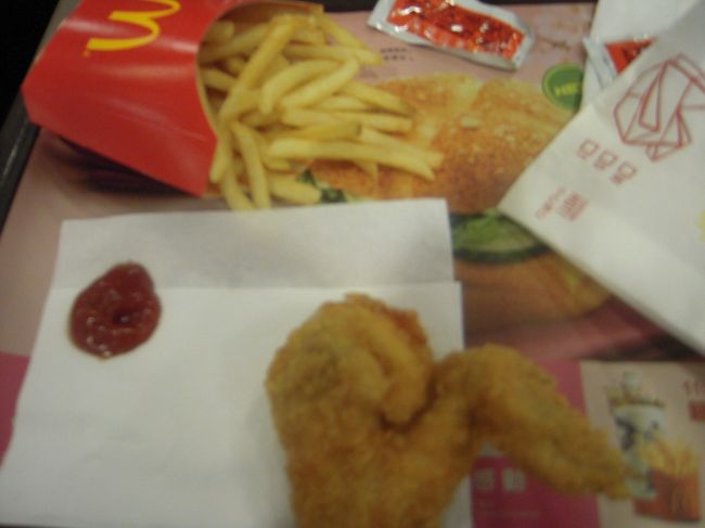 近くのマックで食事。<br />チキンセットのようなのがありました。