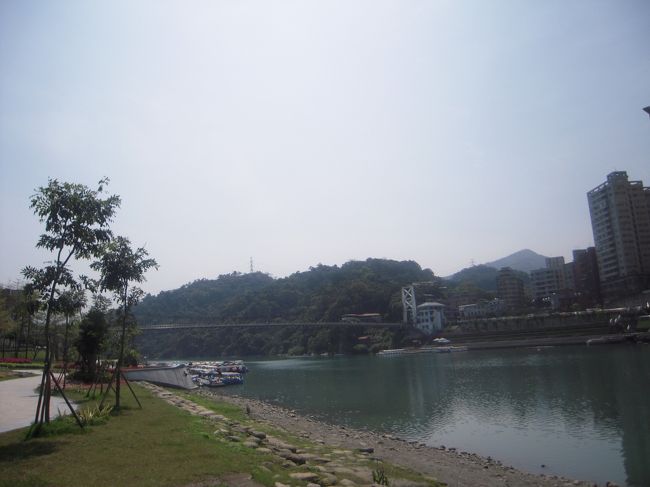 電車で目的駅で降りるのを忘れてしまい、<br />どうせだから終点まで行っちゃおうってことで降りた駅。<br />川があって、すごくいい雰囲気！