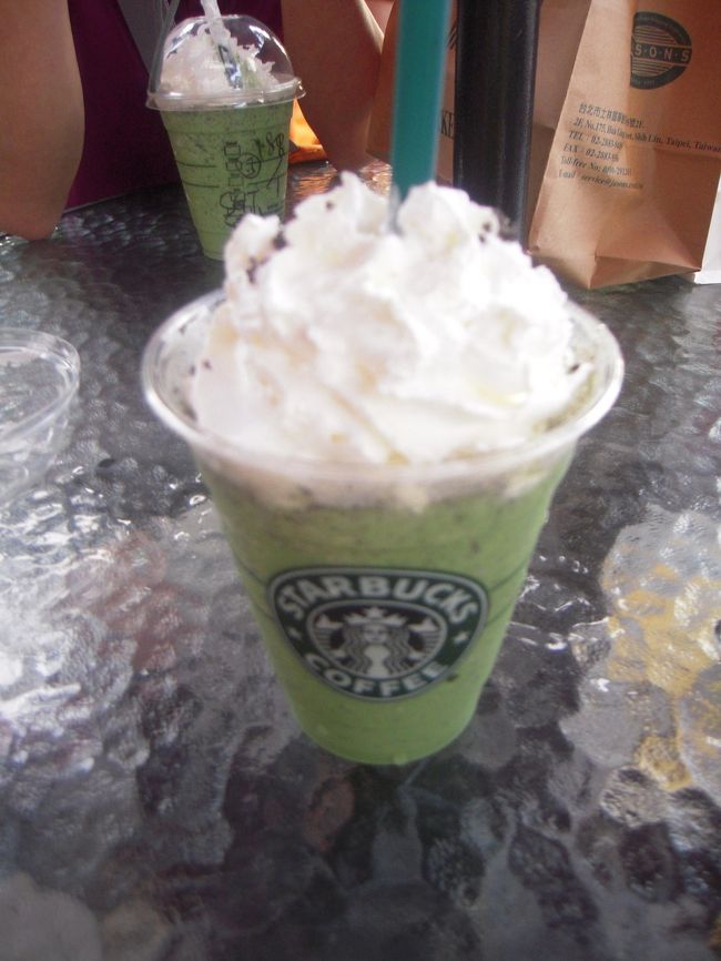 スタバで休憩。<br />抹茶セサミフラペチーノ（だったかな？）というメニューがありました。<br />あまりゴマの味はしなかったけど、美味しかった！<br />台北にはスタバがいたる所にあるけれど、コレクタブルが豊富で楽しかったです。<br />日本で売ってるステンレスタンブラーの、日本未発売食（紺色）と、マグカップを2つ、あとはスタバのコーヒー＆チーズパイナップルケーキを買いました。<br />パイナップルケーキは1500円弱くらいしたけど、しっかりした箱に入っているし他のものより見た目も良かったのでお土産にいいと思います。
