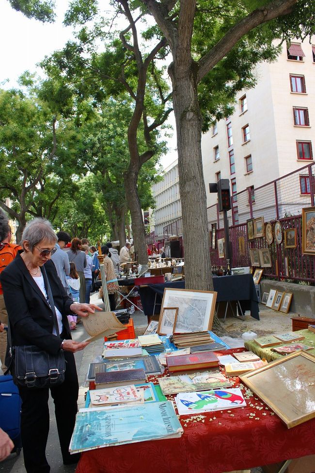 通りの両側に露店が並んでとっても賑やか。