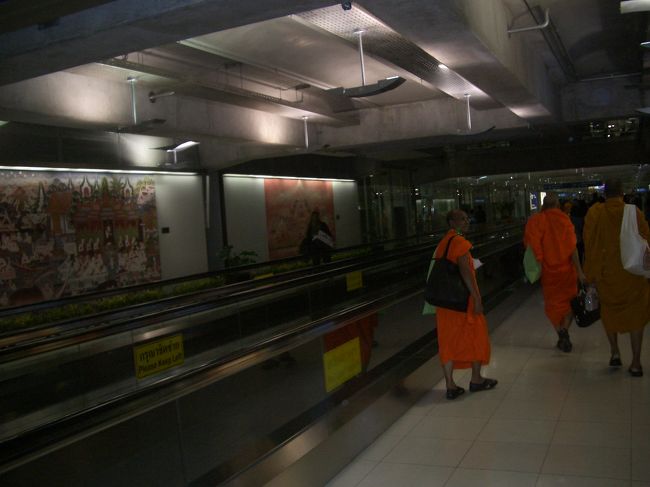スワンナプーム空港到着！<br />写真で見たことのある服を身にまとったお坊さんが！<br />空港で旅行社にピックアップしてもらい、<br />ホテルへ向かう。