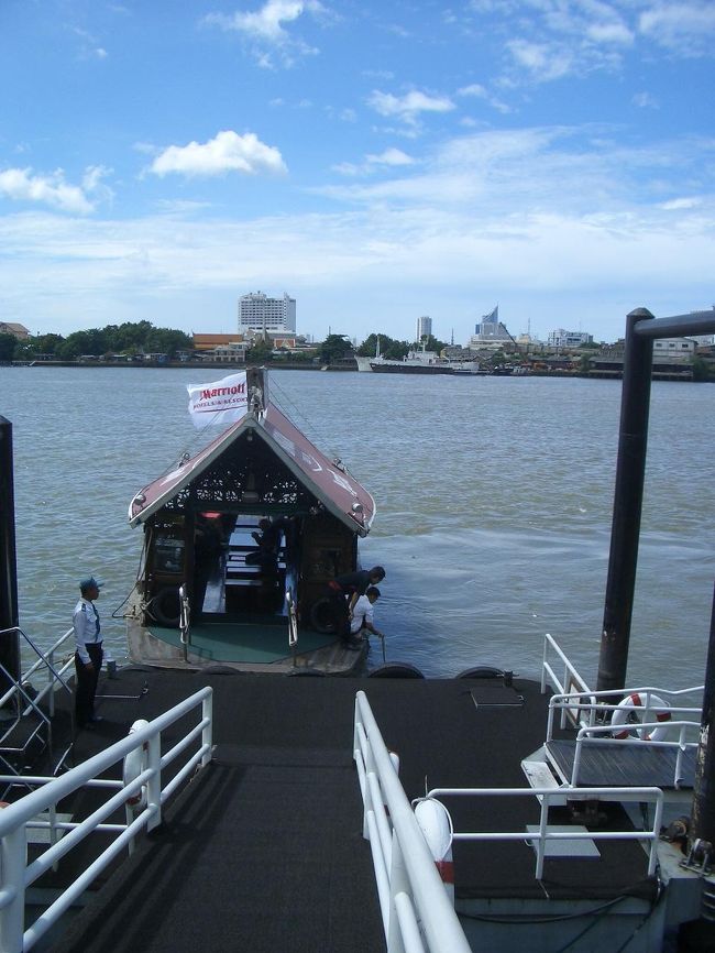 ホテルからこの渡し船にのって、サパーンタクシンまで向かいます。