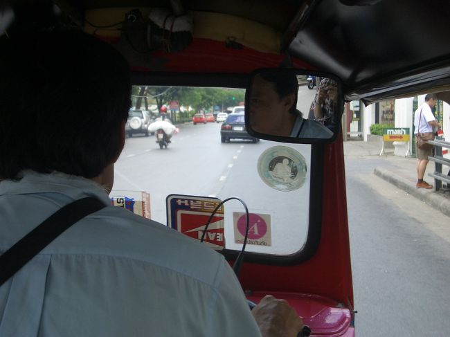 王宮へ向かいます。<br />タクシーに乗ろうとしたけど、5，6連続で乗車拒否、、<br />おそらく王宮周辺は混雑しすぎて稼げないんだと思います。<br />ということでトゥクトゥクで値段交渉して向かう！<br />風が気持ちいいー！