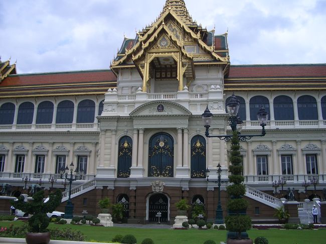 ここで、衛兵の人が居て、<br />英語で写真とっていいですか？と尋ねたものの無視・・・<br />されたわけでなく、直立不動の衛兵さんでした。<br />お仕事の邪魔してしまいごめんなさい。