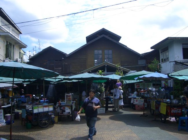 こっから渡し船にのります。<br />確か3バーツ。<br />帰りにここで売っていたドリアンを買い、初体験しました！<br />切り売りされたのがパックに入ってて、結構入ったので30バーツくらいだったかな。<br />熟してないやつのが安かったです。<br />思ったよりも食べられました。けど決して美味しいものではなく、<br />1，2口で良かったのでおっちゃんにあげました。笑