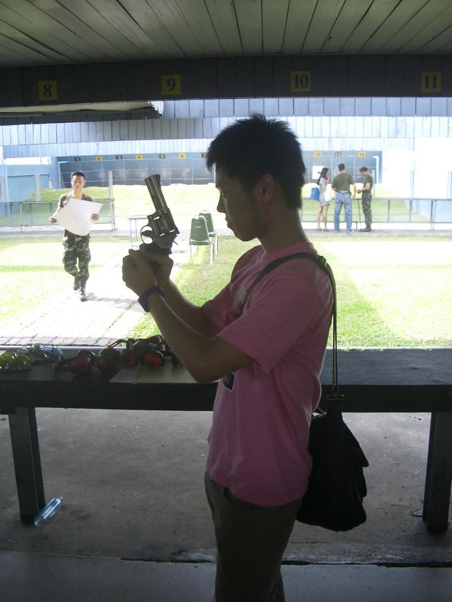 近くにあった軍事用の施設で、実弾を撃ってきました！<br />せっかくだしやってみたく。<br />でもいいお値段するのね。。。<br />弾丸半分でいいから、お値段半分にしてもらうよう交渉してみると、OKとのこと。<br />撃ち方もレクチャーしてもらえました♪<br />結構的の中心の方にあたって自分の意外な才能に驚く。笑