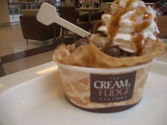クリームアンドファッジのアイスクリーム！<br />セントラルワールドで食べました。<br />これで500円くらいかな。<br />安くはないけど、すごく美味しかった！