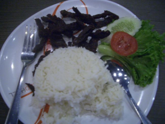 そしてサイアムパラゴンの地階のフードコートで食事！<br />なんでこれを選んだんだろう。笑<br />でも、見た目よりは美味しかったです。