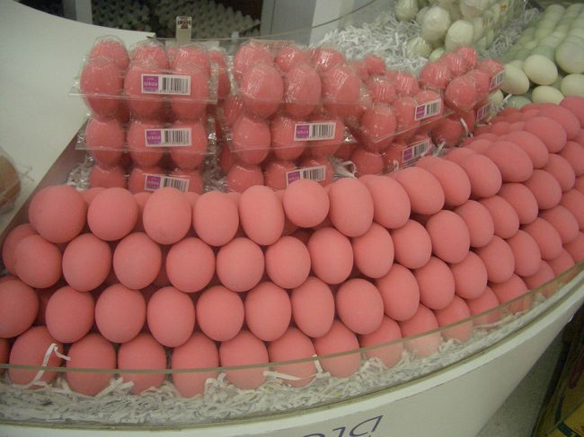 帰りに、TOPSスーパーに寄って帰りました。<br />そこで発見したこれ。<br />信じたくはないですが、卵のようです。。。<br />うう、気持ち悪い。