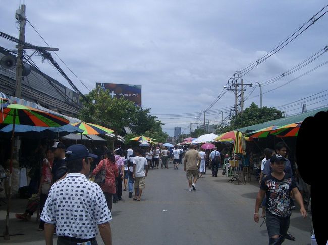 ウィークエンドマーケット。<br />噂には聞いていたけど、広い！<br />全部見て回るには本当に1日必要だと思います。<br />いくらか買い物しました。<br />安かった♪