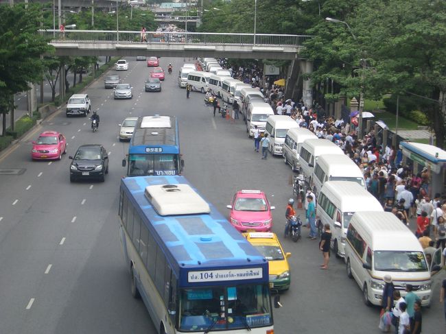 この写真の、右奥がウィークエンドマーケットのあるところです。<br />いかに人がいっぱいいることか・・・