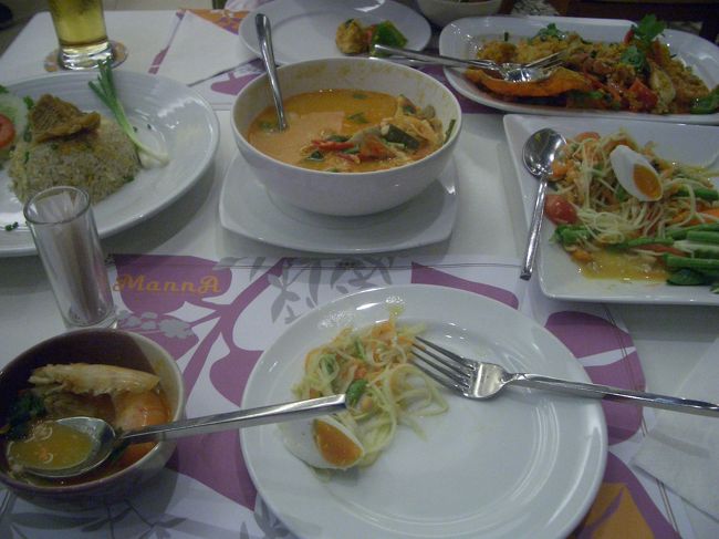 サイアムパラゴンのレストランで夜ごはんを食べます。<br />ここでプーパッポンカリーのうまさを知る！<br />この日以来虜になってしまいました。<br />トムヤンクンは辛すぎて食べられませんでした・・・。