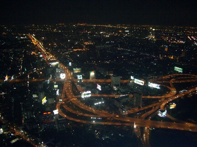 バンコクはあんまり電気がついてなくて、<br />夜景はきれいじゃないかも。<br />おひるの方が楽しめる気がします。