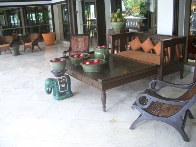 ホテルにはこんなベンチがあったりします。
