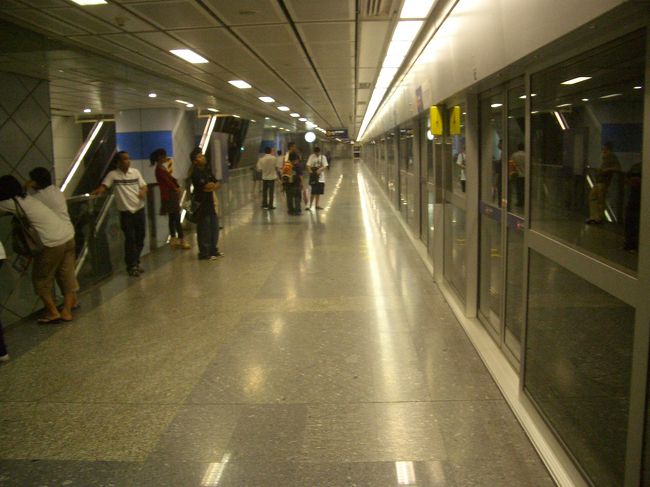 MRTにはじめてのる！<br />ドリアン持ち込み禁止の看板がありました。笑