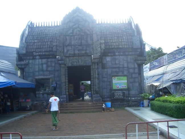 ナイトマーケットへ向かったのですが、<br />さすがに時間が早すぎて開いておらず。。。