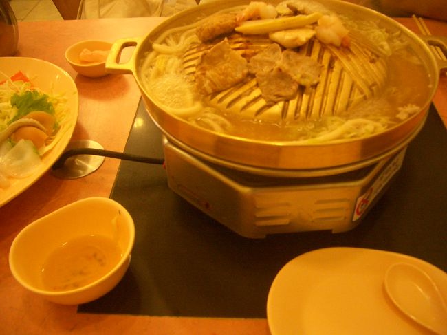 ということでご飯を食べることに！<br />すごい安かったです。<br />一皿300円〜600円とかかな。