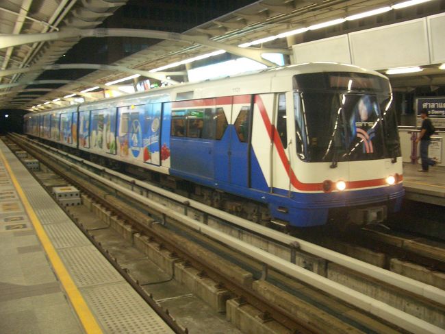 BTSでホテルへ荷物をピックアップしにいきます。