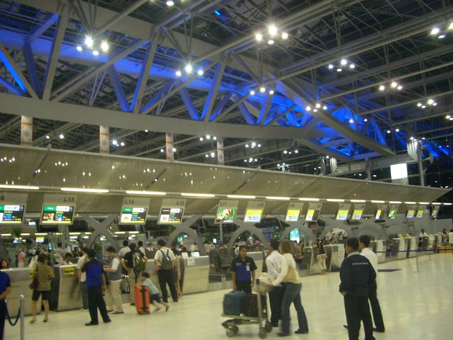 無事ピックアップし、スワンナプーム空港へ。<br /><br />バンコクは、非常に寛容な国でした。<br />色んな人種が居り、ニューハーフや同性愛者もたくさんいるし、お坊さんがいると思うと全身刺青だったり、、、となんでもありな国です。<br />と同時に、全てのものを受け入れる度量のある国ともいえるのでしょう。<br />それが多くの人が居心地を良く感じる理由かもしれない。<br />初めての渡泰でしたが、大好きな国になりました。<br />またくるぞ、タイランド！