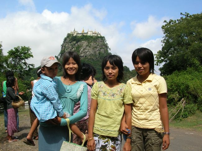 この日はチャーターした車でバガンの南東約50ｋｍにあるポッパ山タウンカラッへ。 <br />後ろに見えるのがタウンカラッ。