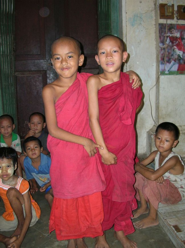 ちびっこ僧もいますが、どういう施設なのかは言葉が通じず不明。