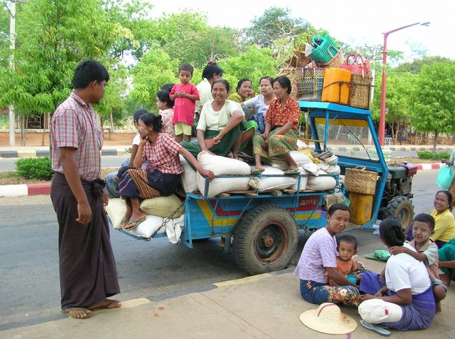 こういうバスに使ってるのかトラックに使ってるのかマイカーに使ってるのか、よくわからないトラクターの乗り物もよく見かけたな。<br /><br />トラクターと言えば、その後ヤンゴンからバゴーに車で向かう途中、戦闘機がトラクターにゴロゴロ引かれて道を横断するのを見た。戦闘機って日本でもあんなふうに運ぶのかな？ 