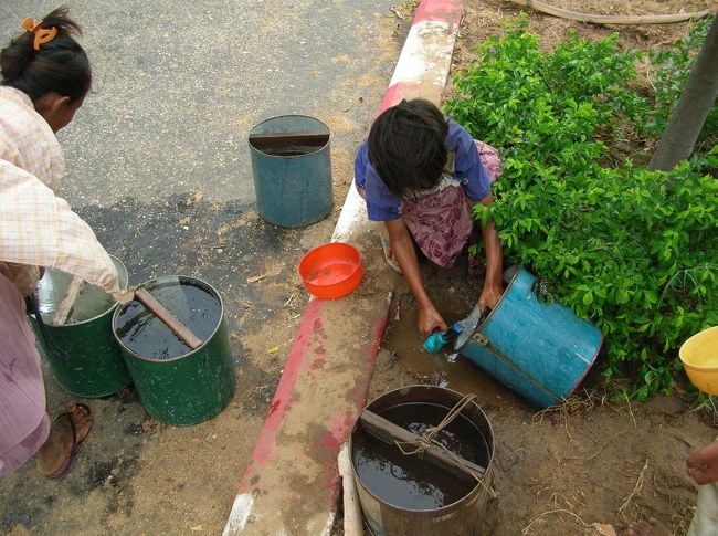 一般の家庭への水道の普及は遅れてるようですが、こんな所に水道があったりします。