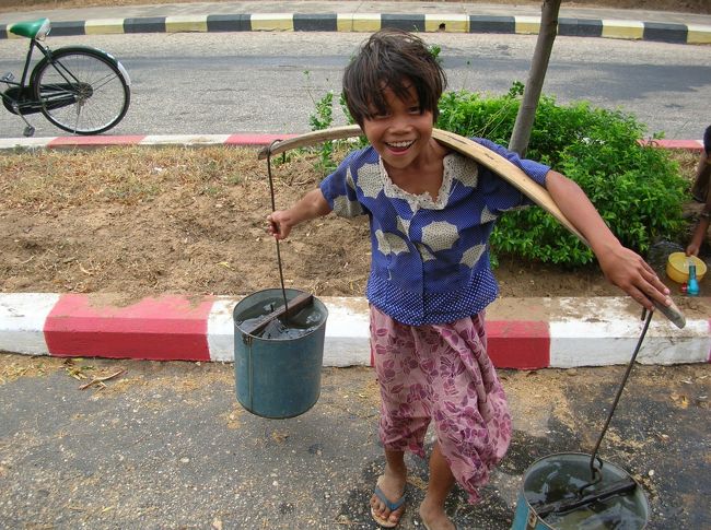 みんなこんな天秤棒を持ってかついでた。<br />少し持たせてもらったけど、バランスがとり難いし、水をいっぱい入れるとかなり重い！<br />ベンチプレスMAX150kgの私がそう感じた。